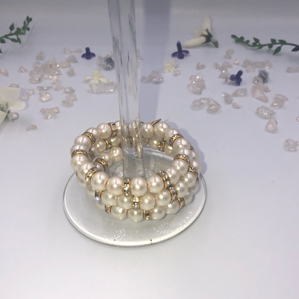 Wrap around pearl bracelet with gold design - Picture 2 of 5